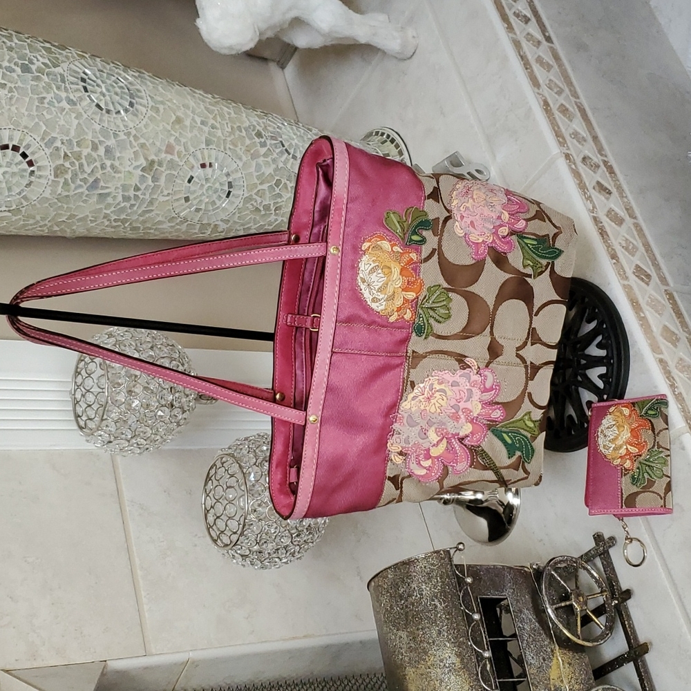 💕 COACH Pink Floral Handbag & Mini Skinny Wallet 💕